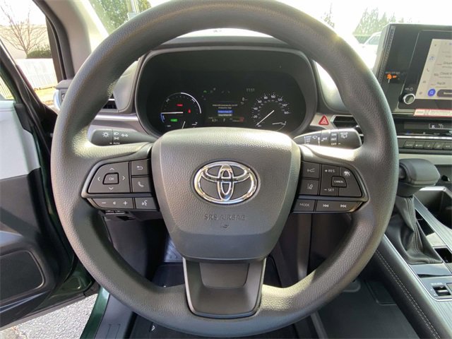 Used 2025 Toyota Sienna LE image 19