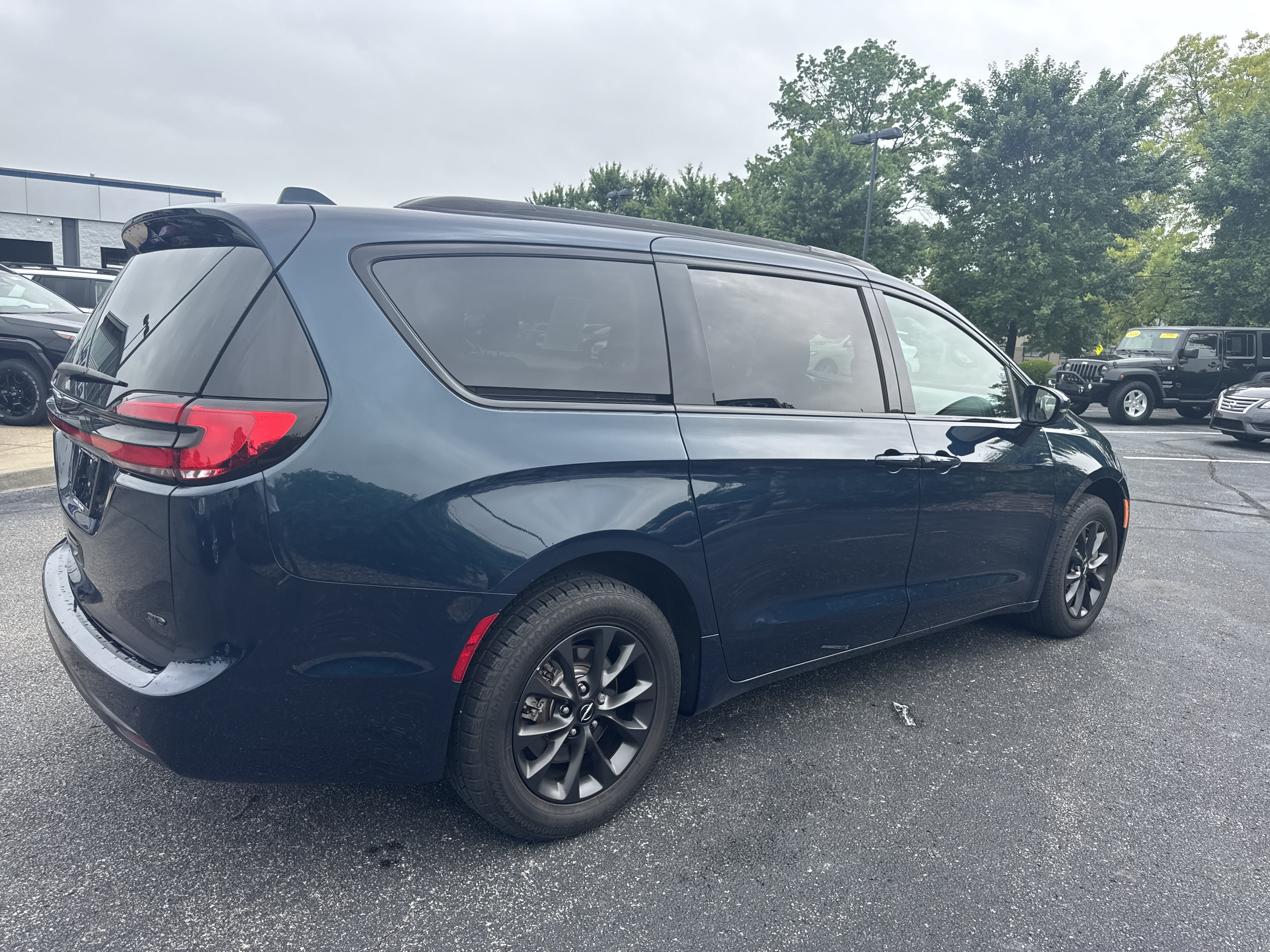Used 2022 Chrysler Pacifica Touring-L w/ S Appearance Package AWD/4WD image 3