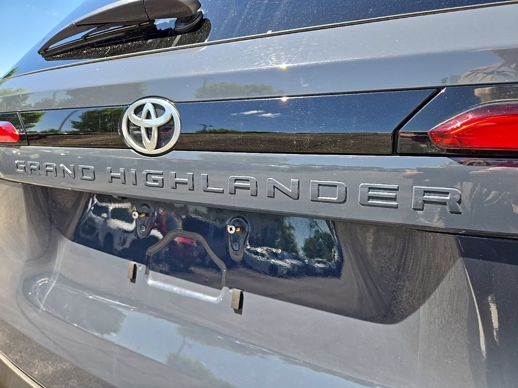 Used 2024 Toyota Grand Highlander AWD image 13