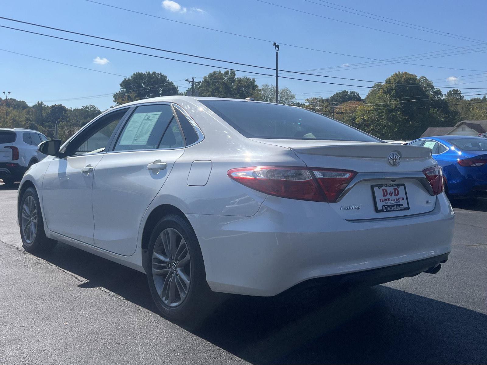 Used 2016 Toyota Camry SE w/ Moonroof Package FWD image 2