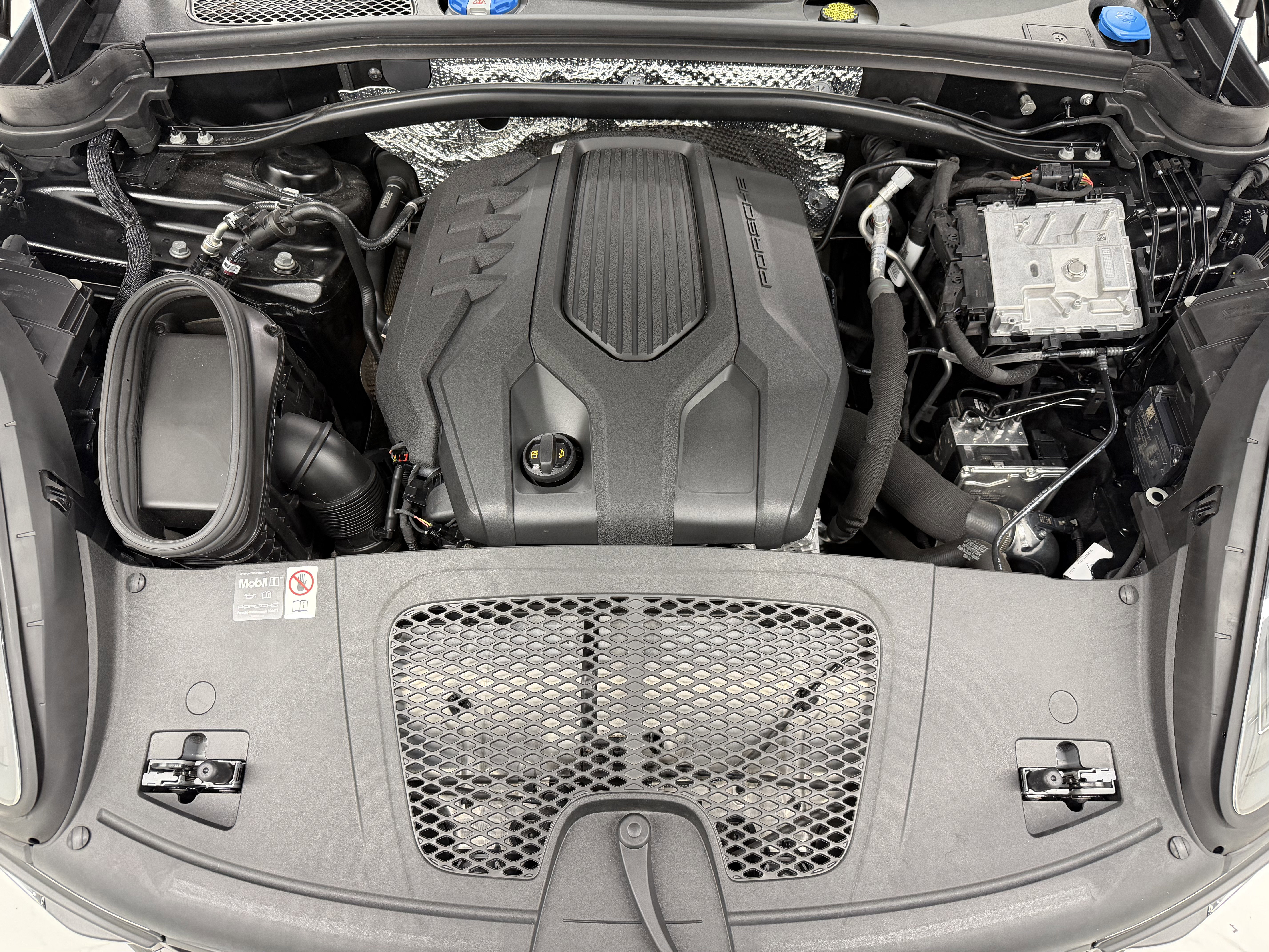 Certified 2025 Porsche Macan image 60