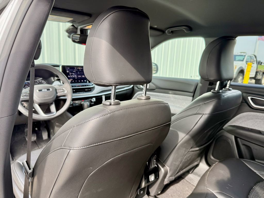 Used 2025 Jeep Compass Latitude image 13
