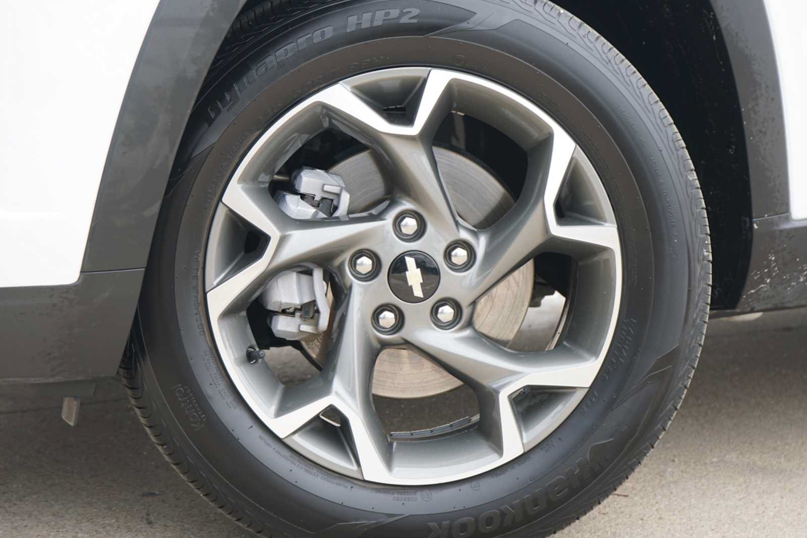 Used 2025 Chevrolet Trax LT FWD image 2