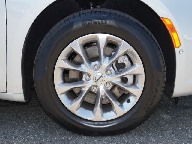 Used 2023 Chrysler Pacifica Touring-L w/ Uconnect Theater Family Group AWD/4WD image 11