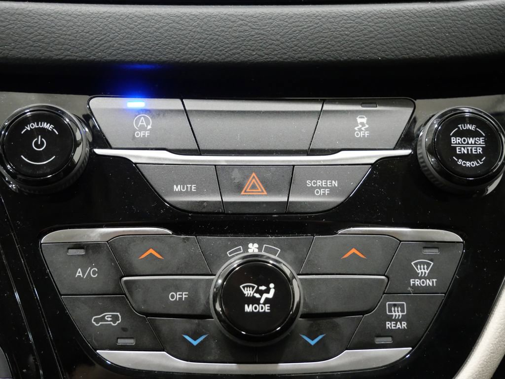 Used 2023 Chrysler Voyager LX image 18