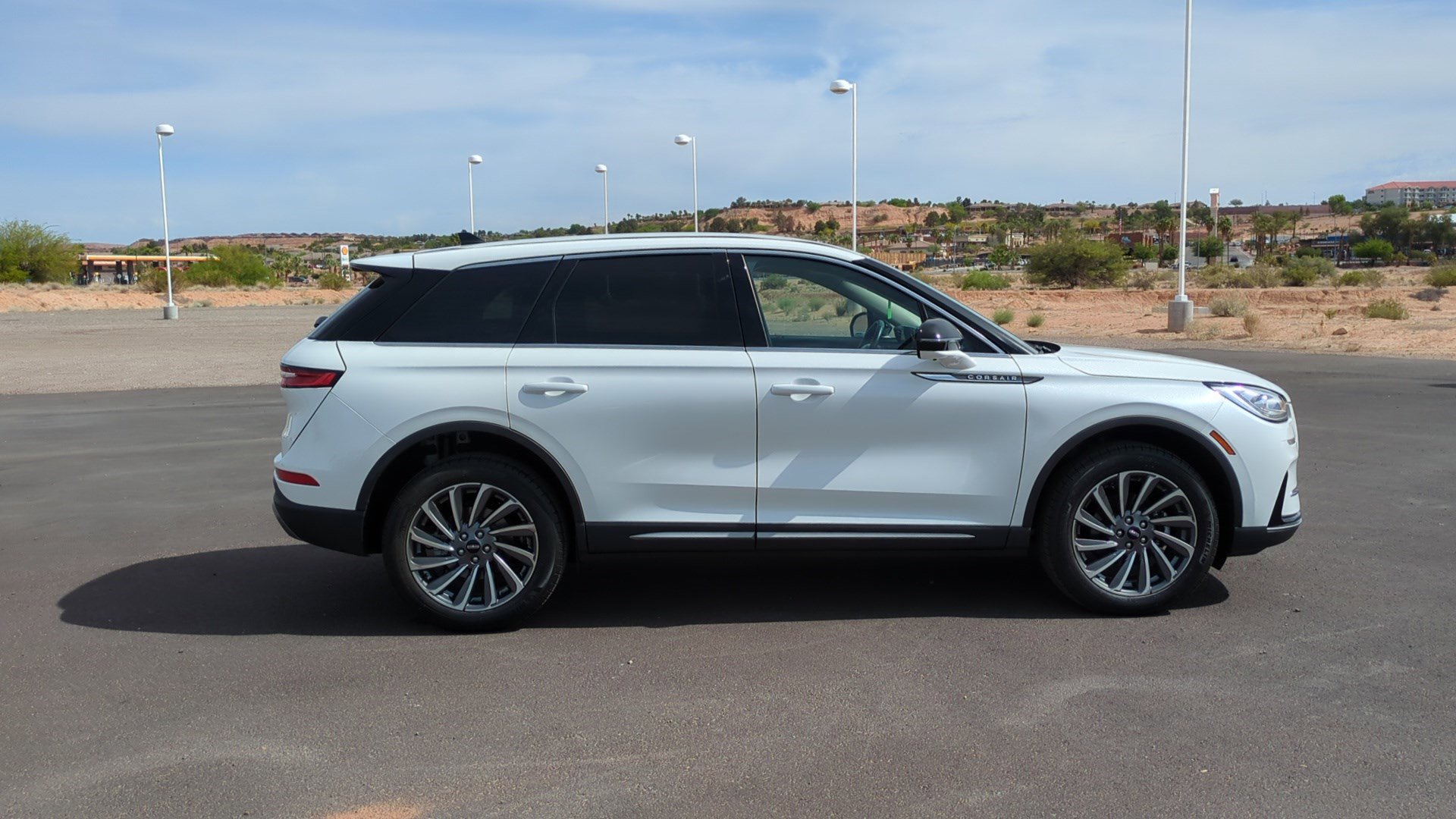 Used 2025 Lincoln Corsair Reserve image 2