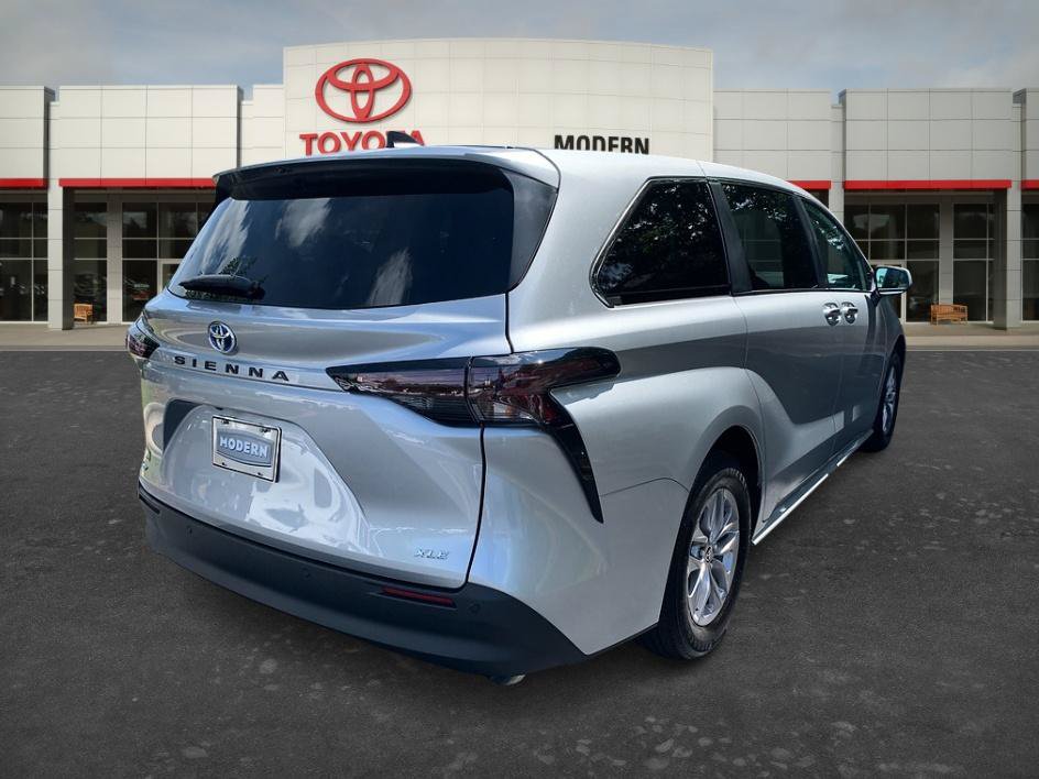 Certified 2025 Toyota Sienna XLE FWD image 5