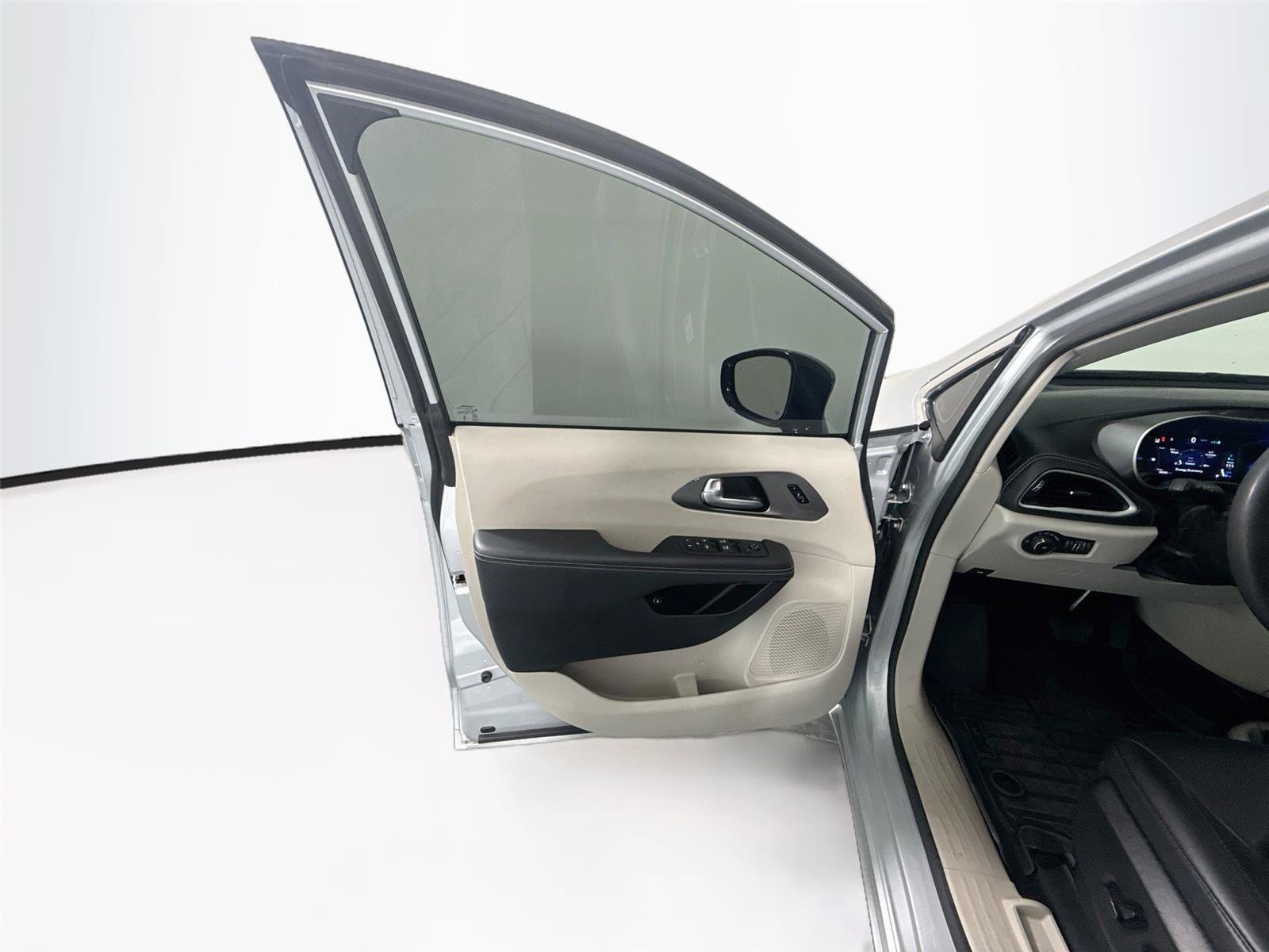 Used 2024 Chrysler Pacifica Limited FWD image 11
