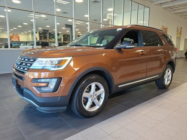 Used 2017 Ford Explorer XLT w/ Equipment Group 201A AWD/4WD image 3