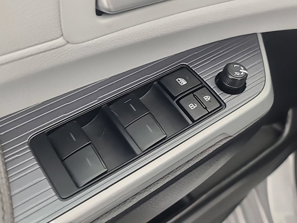 Used 2025 Toyota Sienna XLE FWD image 27