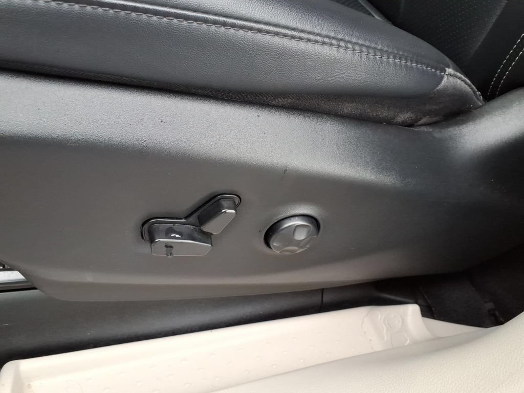 Used 2024 Chrysler Pacifica Touring-L FWD image 12
