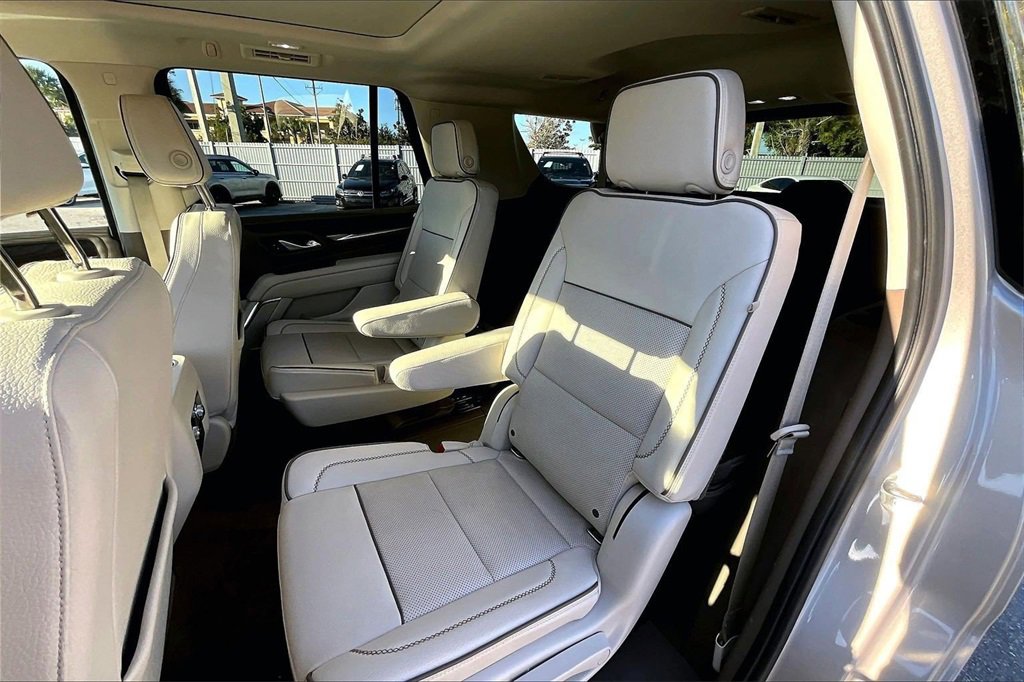 Used 2021 GMC Yukon Denali w/ Denali Premium Package image 16