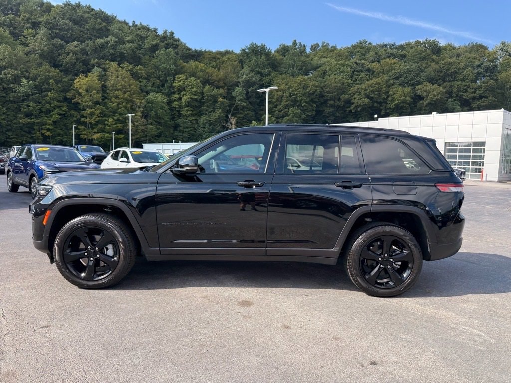Used 2025 Jeep Grand Cherokee Limited w/ Black Appearance Package image 8