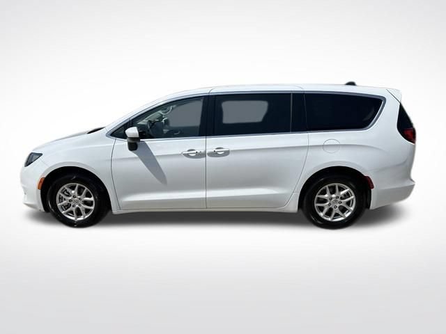 Used 2023 Chrysler Voyager LX FWD image 6