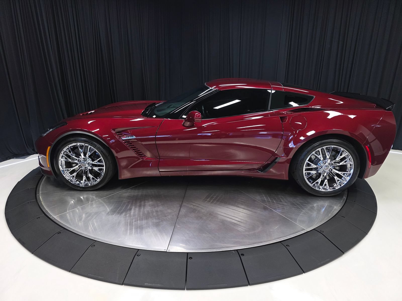 Used 2018 Chevrolet Corvette Z06 w/ Battery Protection Package RWD image 11