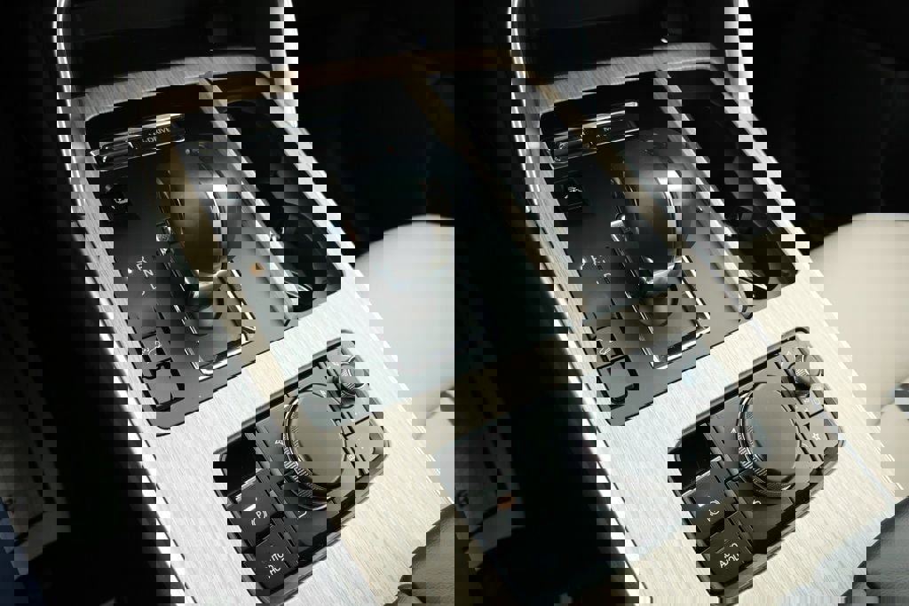 Used 2025 MAZDA CX-90 Plug-In Hybrid w/ Preferred image 15