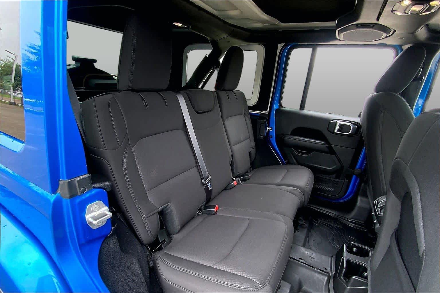 Used 2022 Jeep Wrangler Unlimited Sahara AWD/4WD image 19