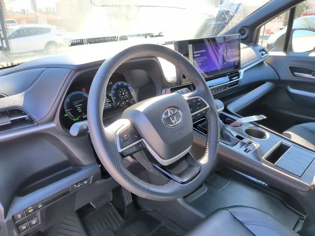Used 2025 Toyota Sienna XLE Woodland Edition image 30
