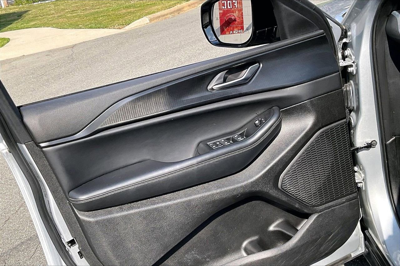 Certified 2025 Jeep Grand Cherokee Altitude image 26