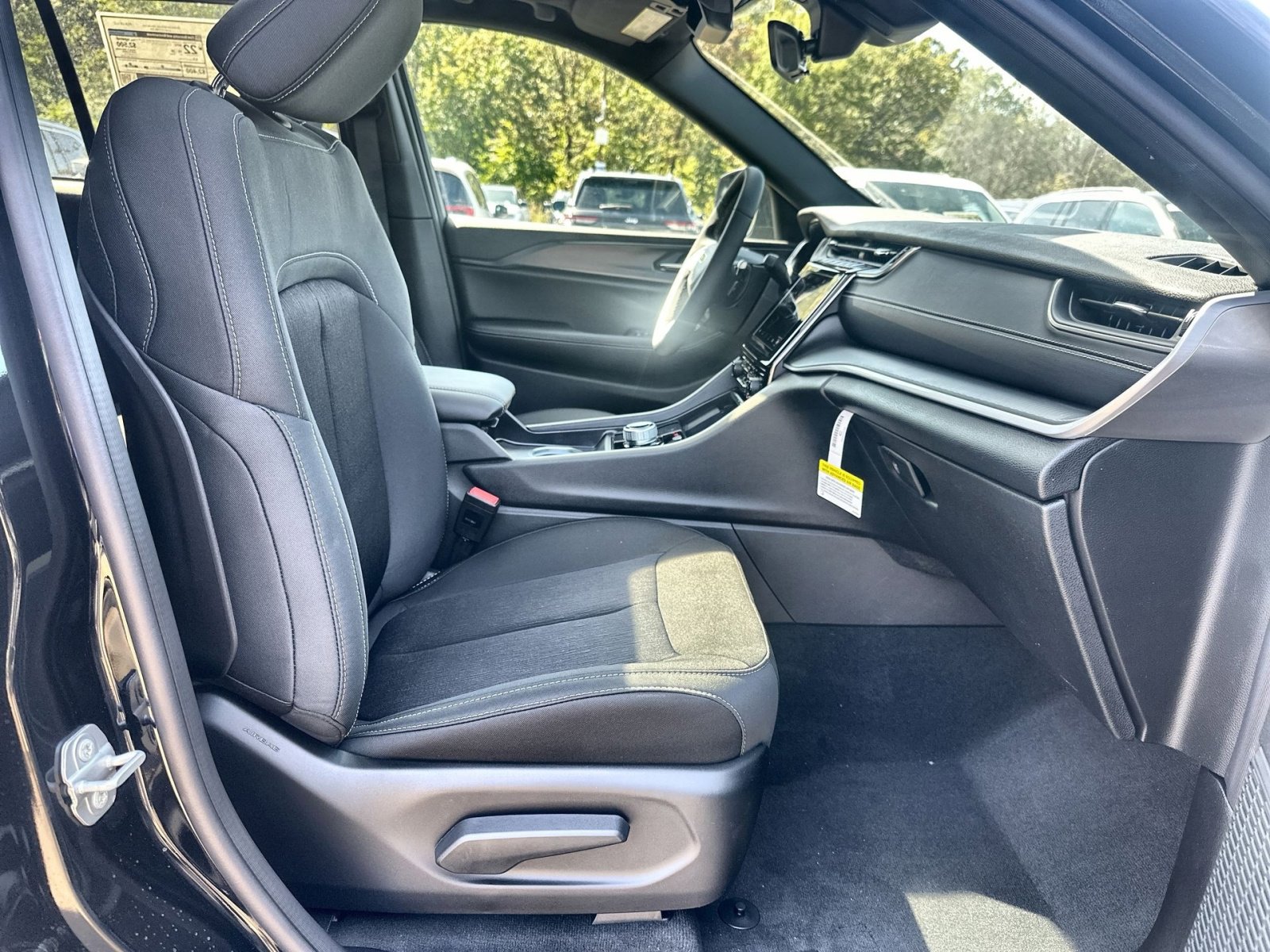 New 2025 Jeep Grand Cherokee Laredo w/ Luxury Tech Group I image 26