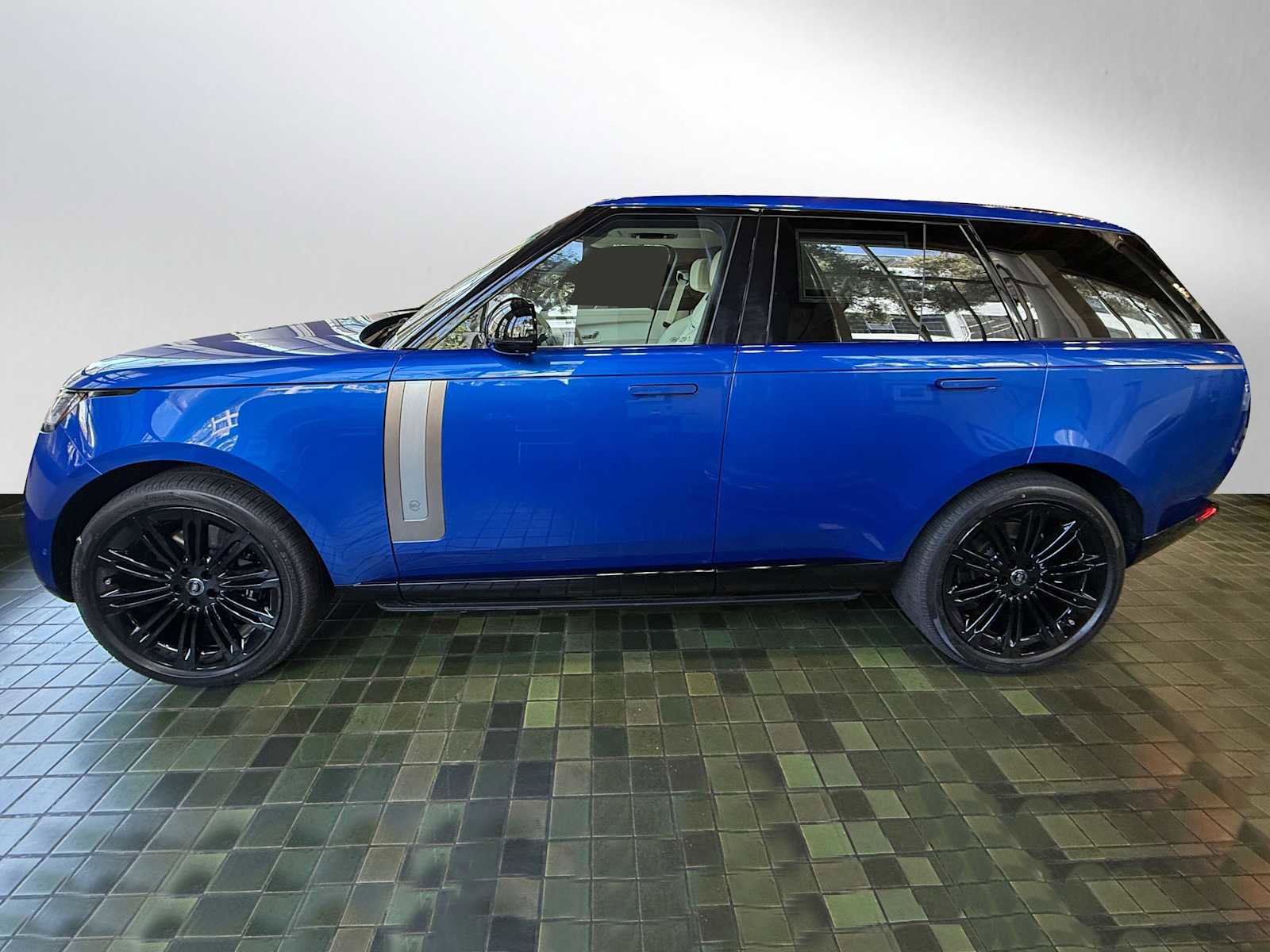 New 2025 Land Rover Range Rover SV image 4