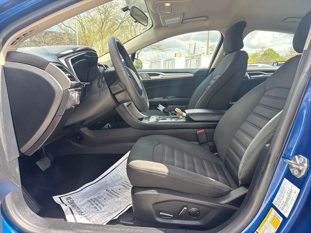 Used 2017 Ford Fusion SE w/ Fusion SE Technology Package FWD image 18
