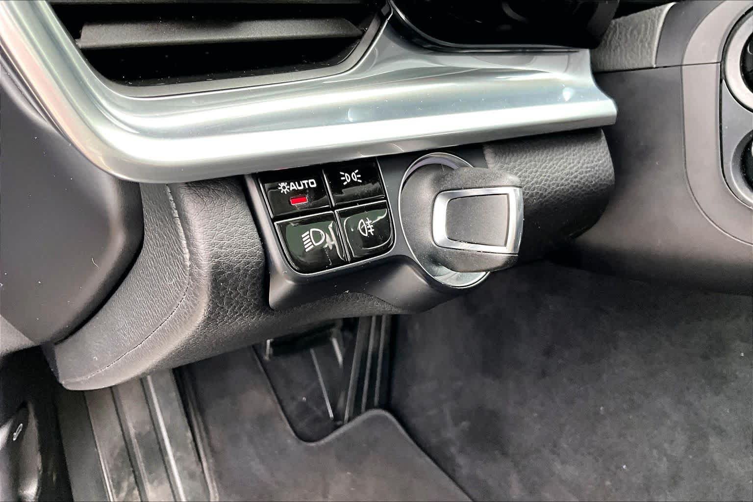 Used 2020 Porsche Panamera 4 AWD/4WD image 33