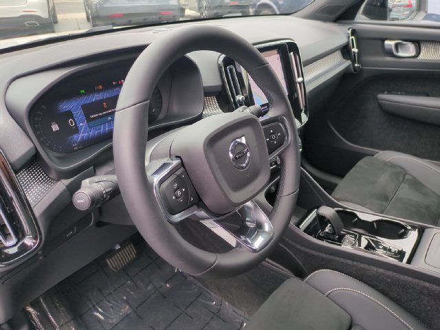Certified 2023 Volvo XC40 B5 Plus w/ Protection Package Premier AWD/4WD image 16