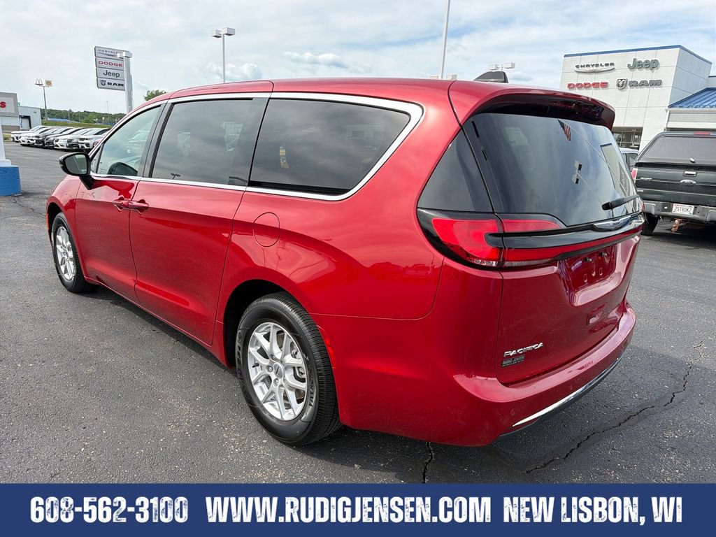 Used 2025 Chrysler Pacifica Select FWD image 3