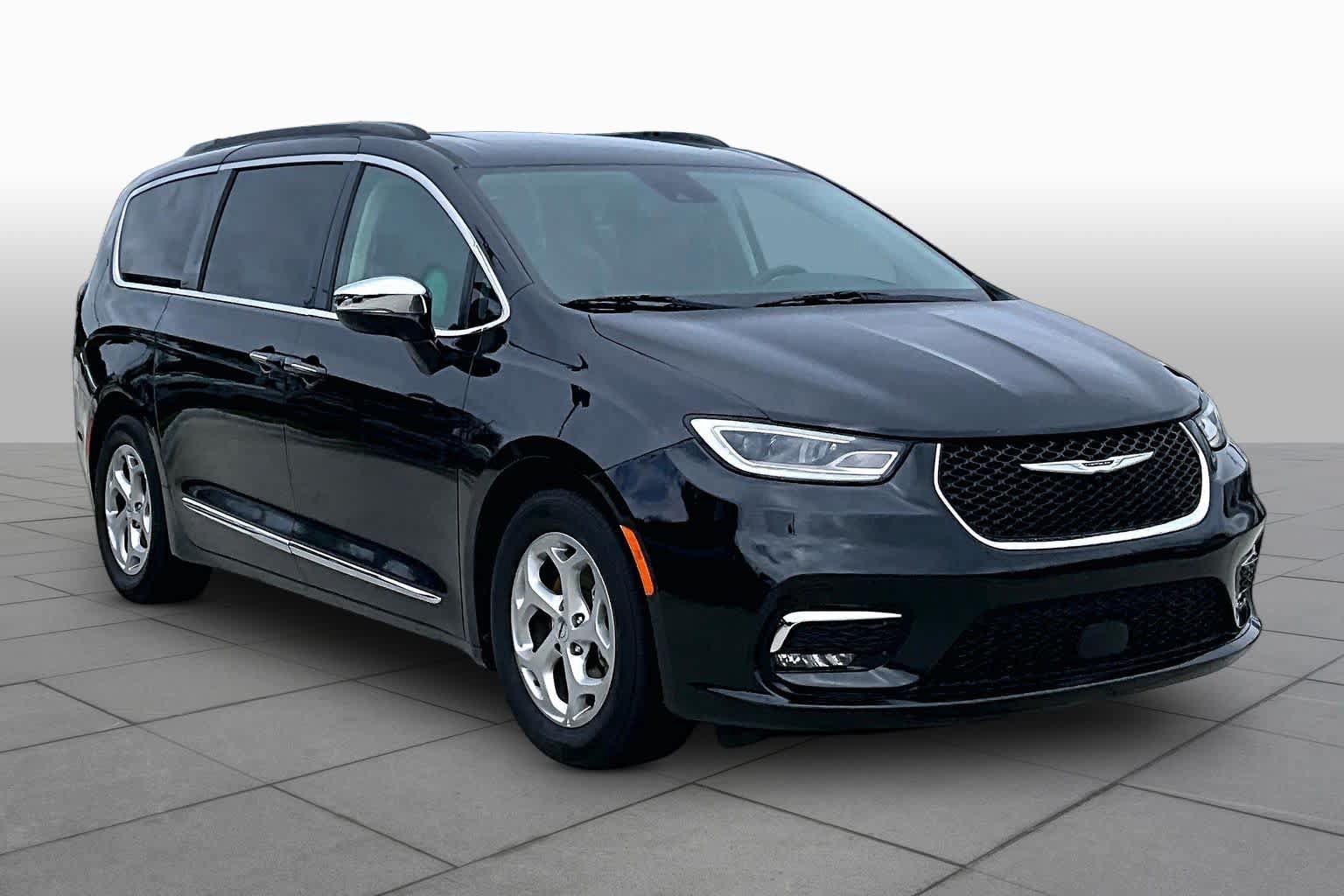 Used 2023 Chrysler Pacifica Limited FWD image 3