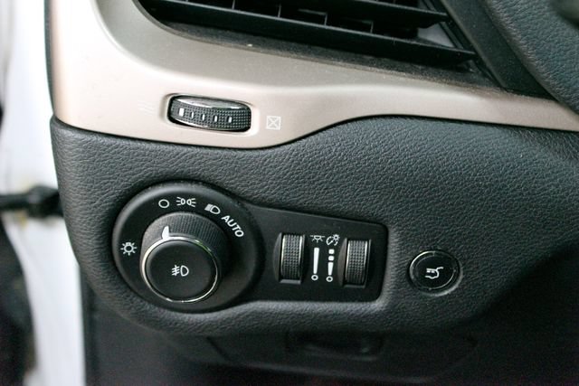 Used 2017 Jeep Cherokee Limited w/ Luxury Group AWD/4WD image 12