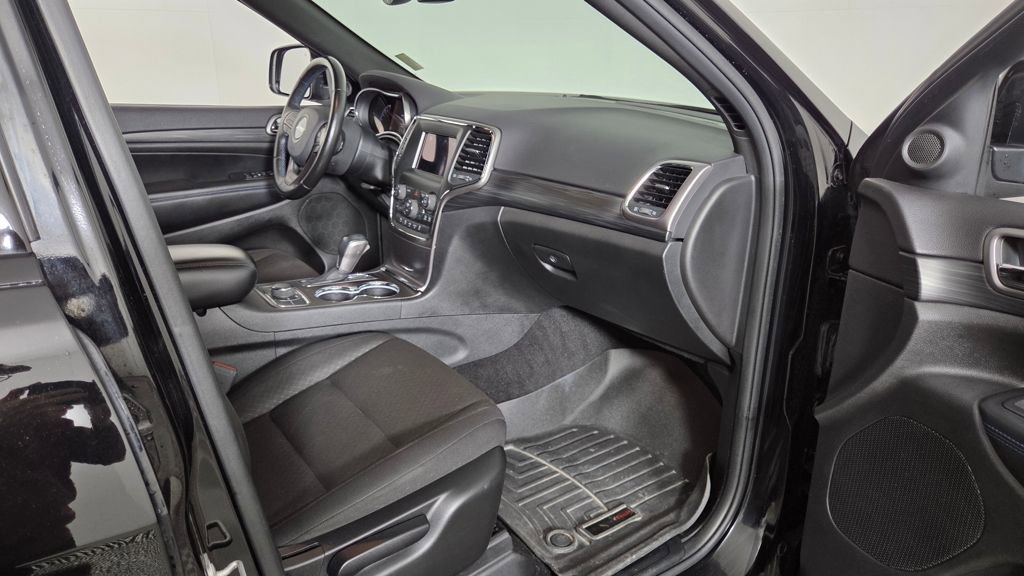 Used 2020 Jeep Grand Cherokee Laredo AWD/4WD image 37