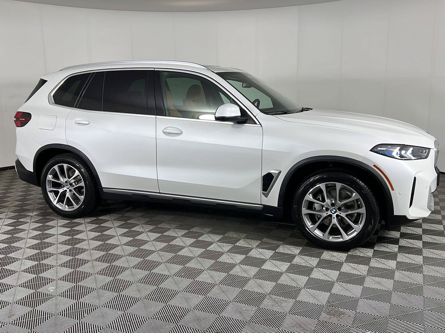Used 2024 BMW X5 xDrive40i w/ Premium Package AWD/4WD image 3