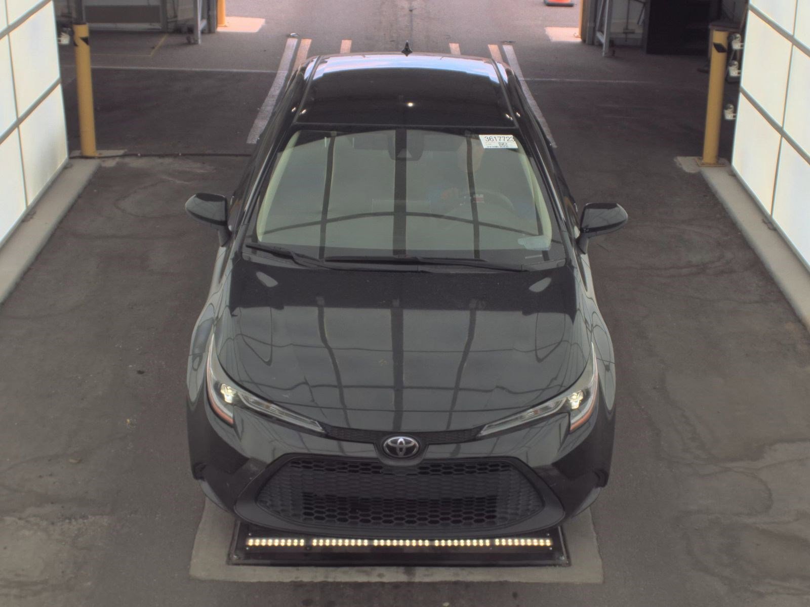 Used 2021 Toyota Corolla LE FWD image 2