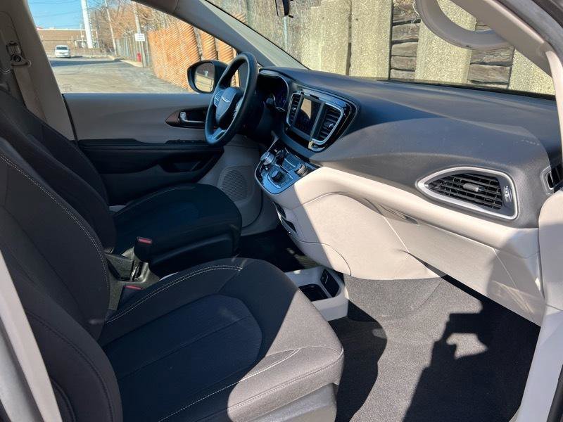 Used 2020 Chrysler Voyager L FWD image 21