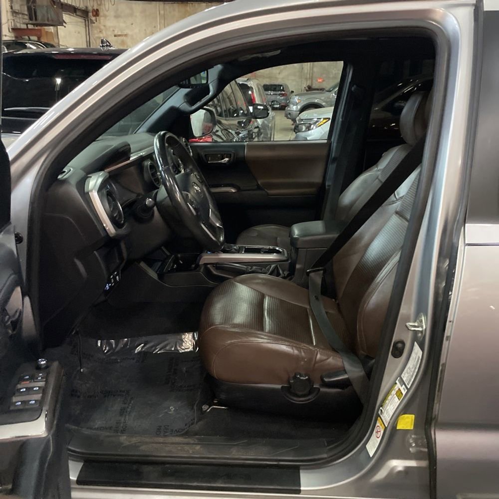 Used 2017 Toyota Tacoma Limited w/ Tow Package image 5