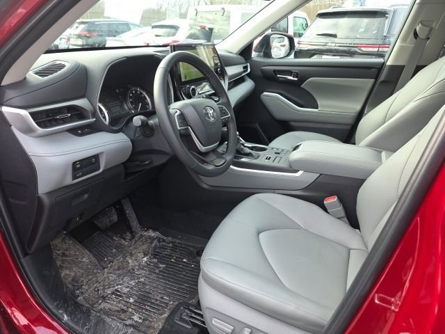 Used 2026 Toyota Highlander XLE image 2