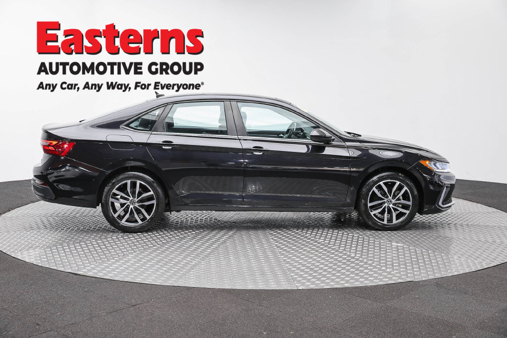 Used 2025 Volkswagen Jetta SE FWD image 5