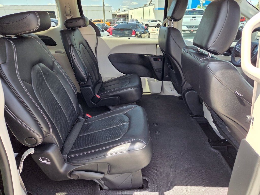 Used 2022 Chrysler Pacifica Touring-L AWD/4WD image 15
