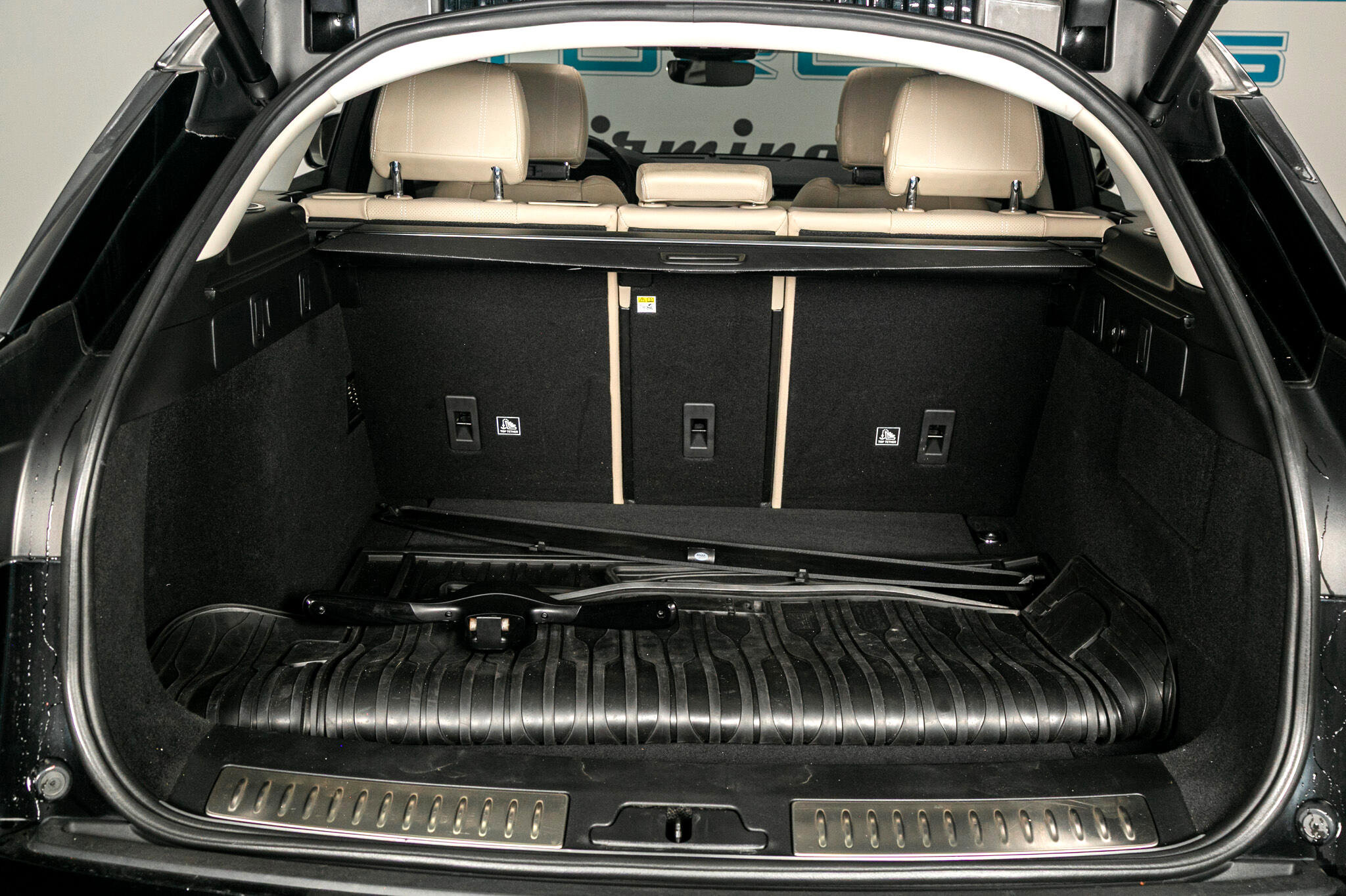 Used 2020 Land Rover Range Rover Velar S image 27