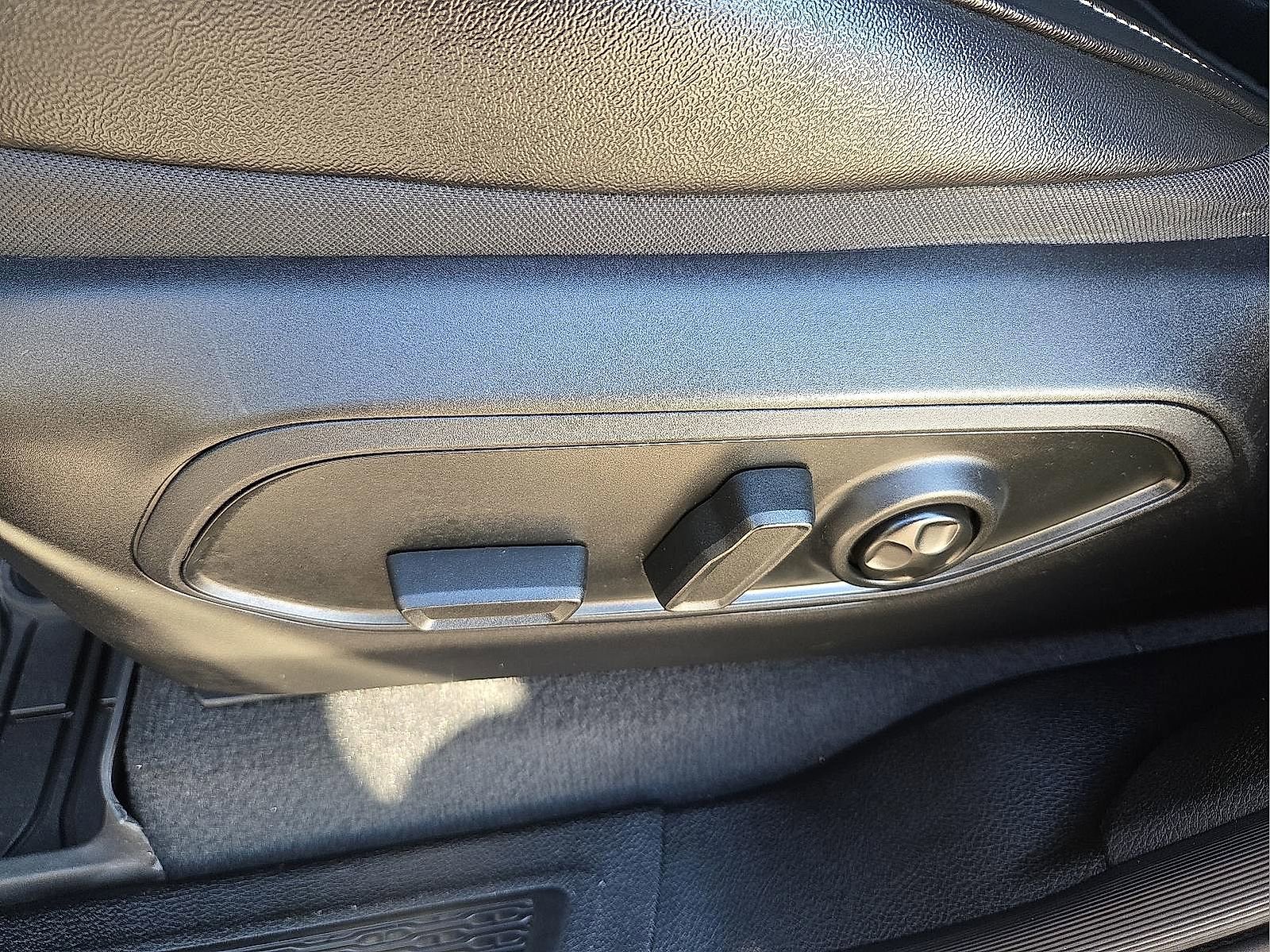 Used 2024 Jeep Grand Cherokee L Limited w/ Black Appearance Package image 15