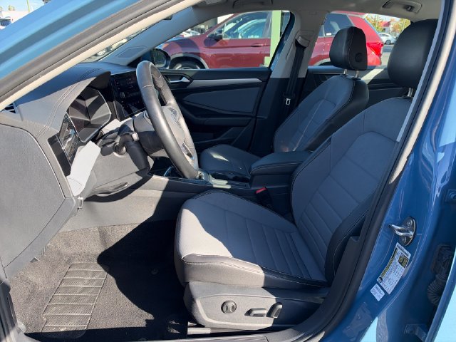 Used 2025 Volkswagen Jetta SE FWD image 26