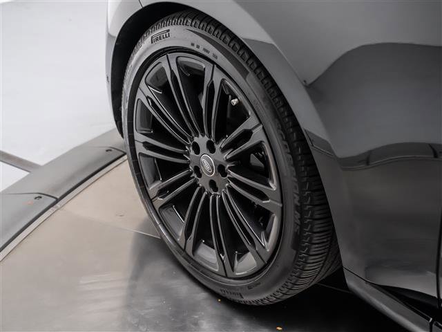 Used 2025 Land Rover Range Rover SE image 12
