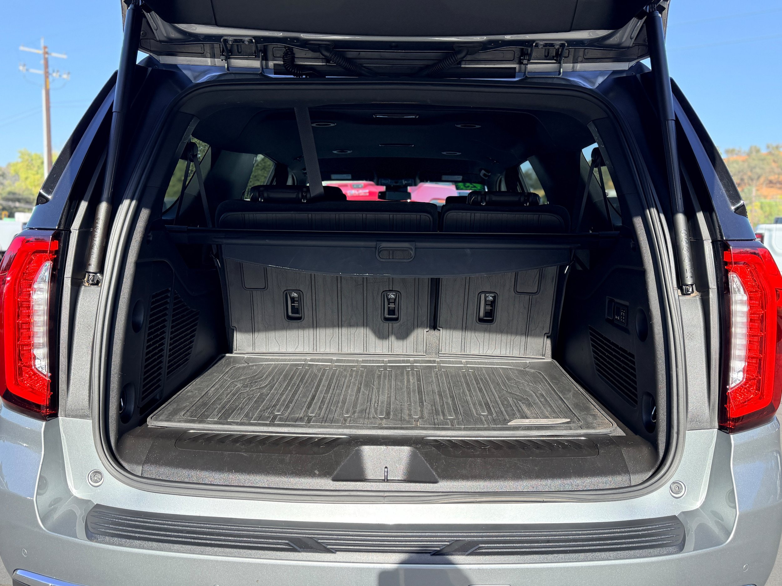 Used 2023 GMC Yukon XL SLT w/ SLT Luxury Package AWD/4WD image 9