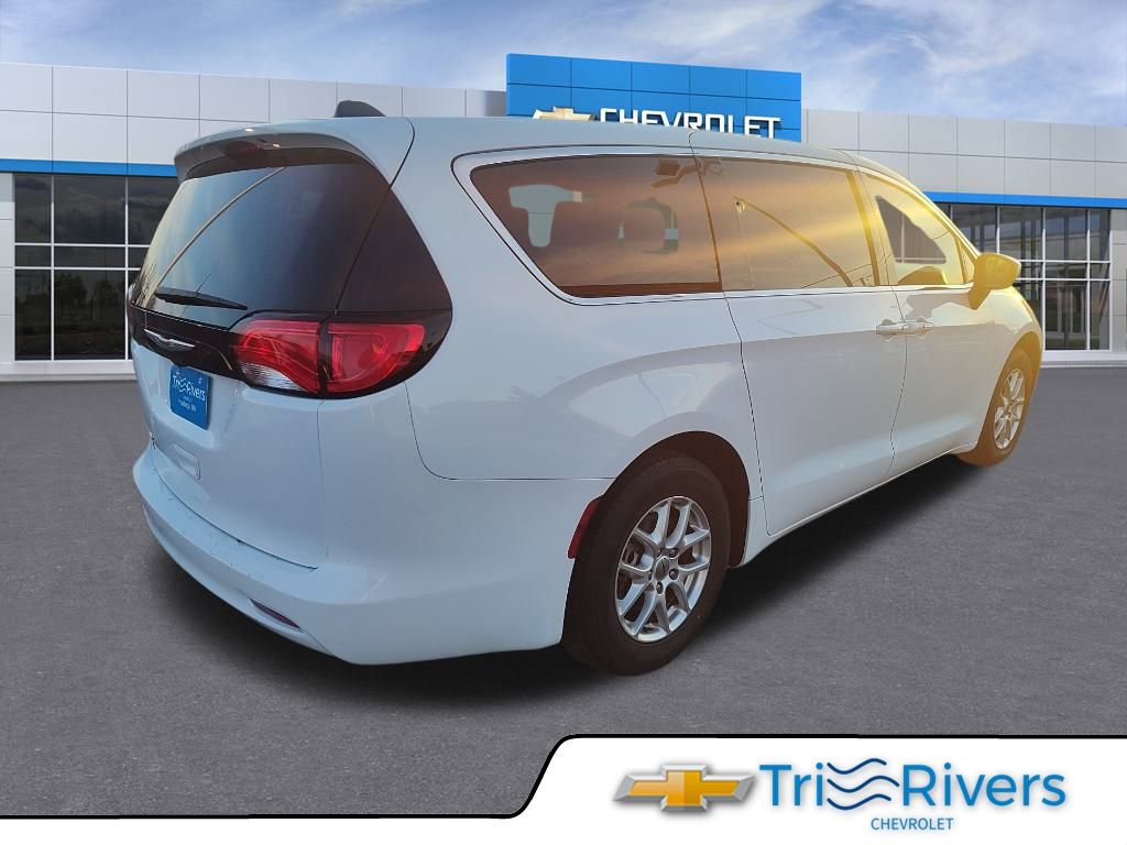 Used 2023 Chrysler Voyager LX image 5