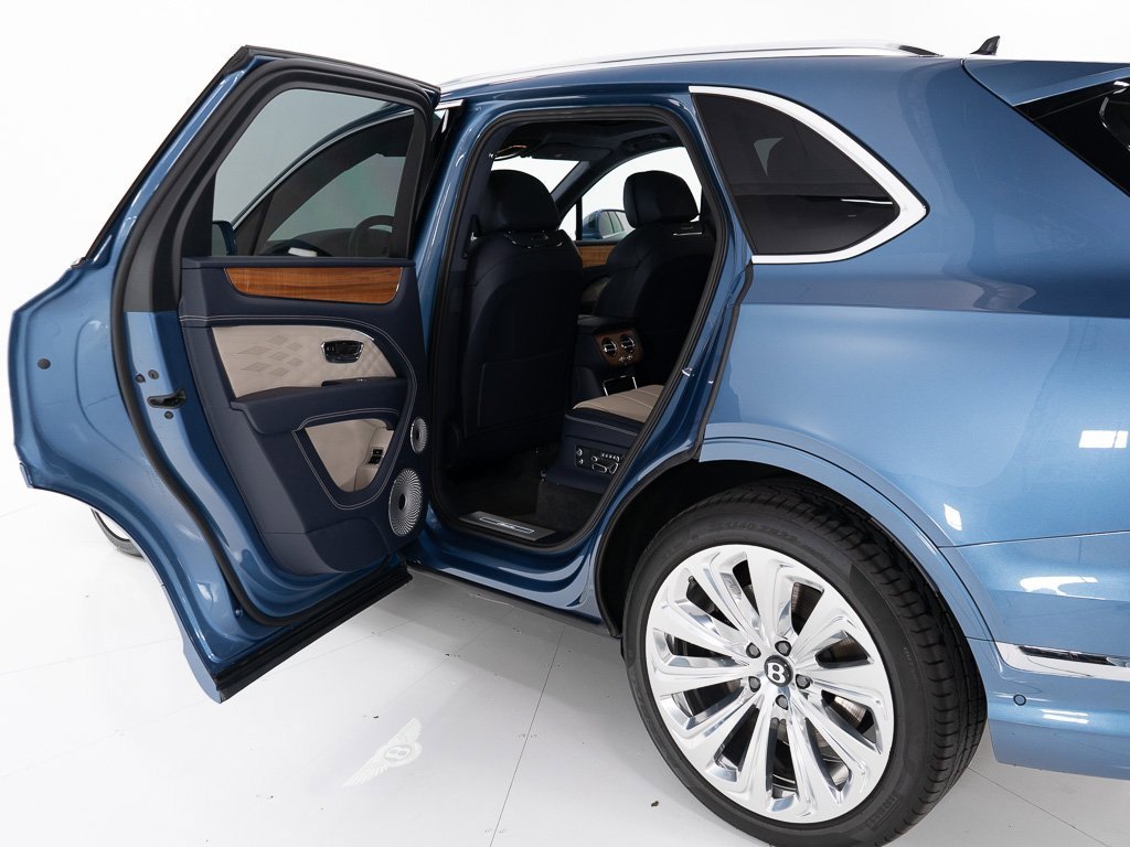 Used 2025 Bentley Bentayga image 20