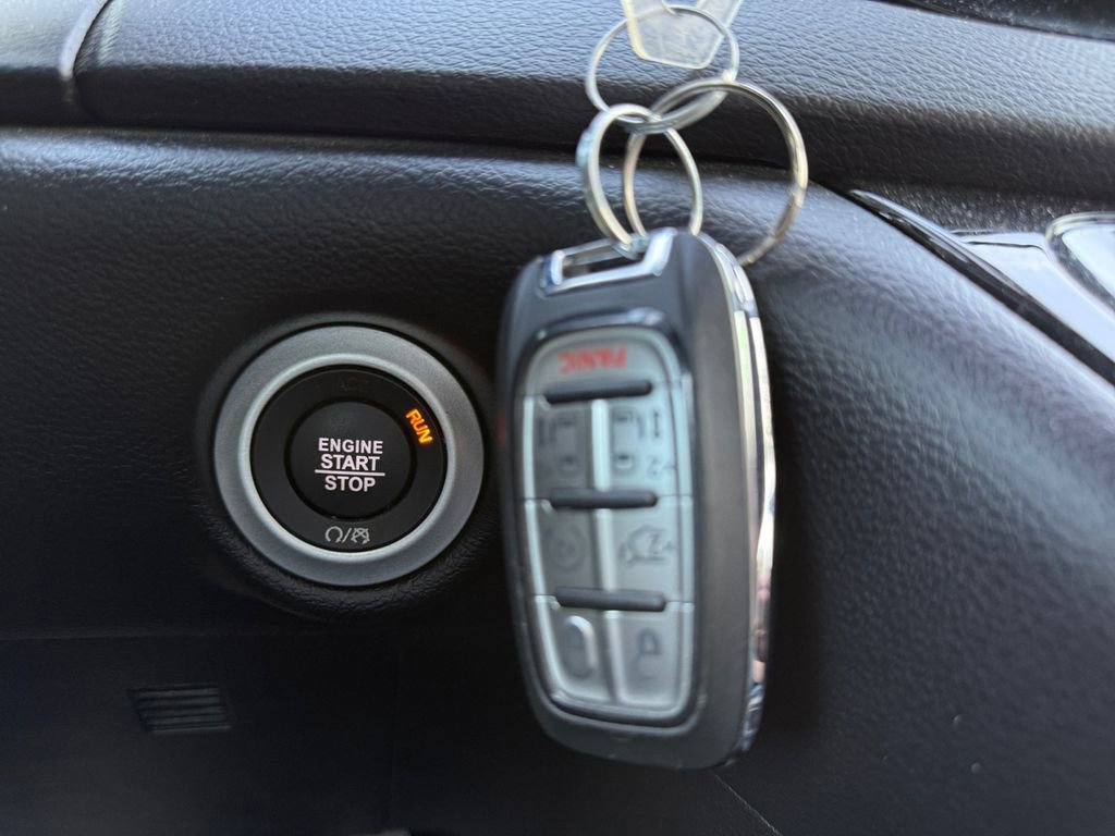 Used 2025 Chrysler Pacifica Select image 30