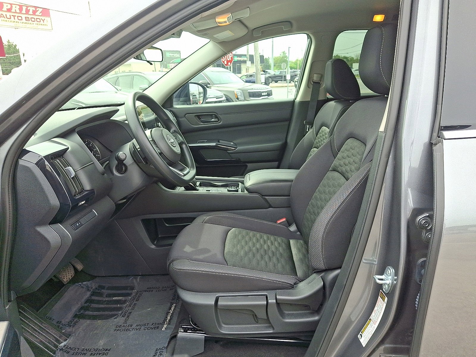 Used 2024 Nissan Pathfinder S image 14