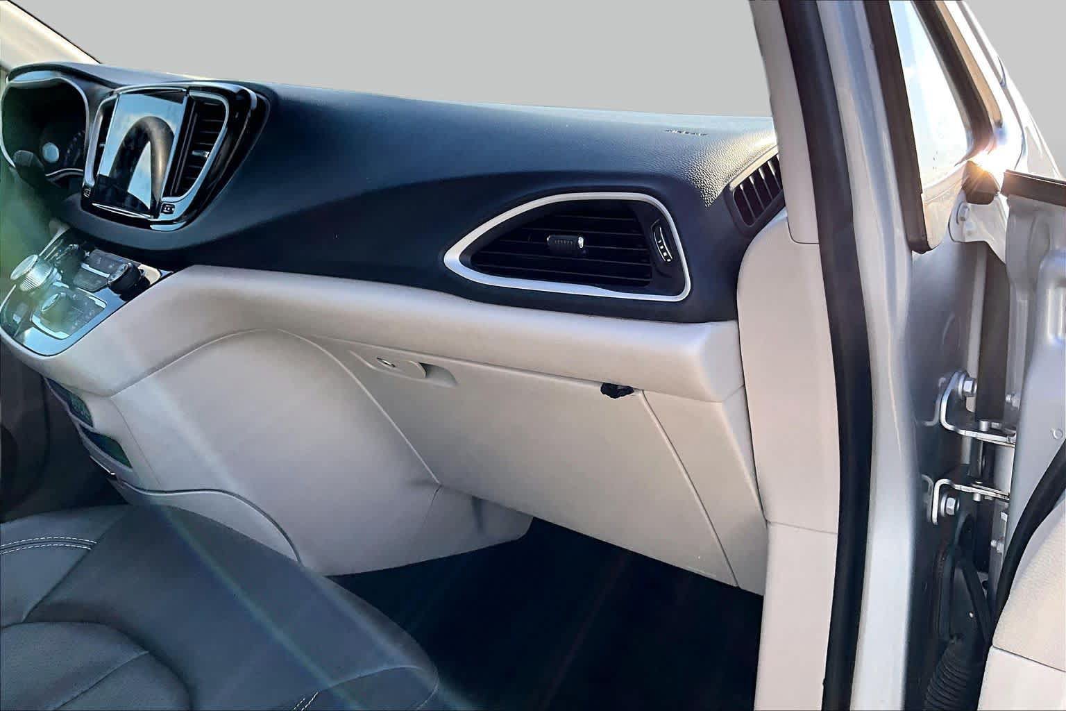 Used 2024 Chrysler Pacifica Touring-L FWD image 17