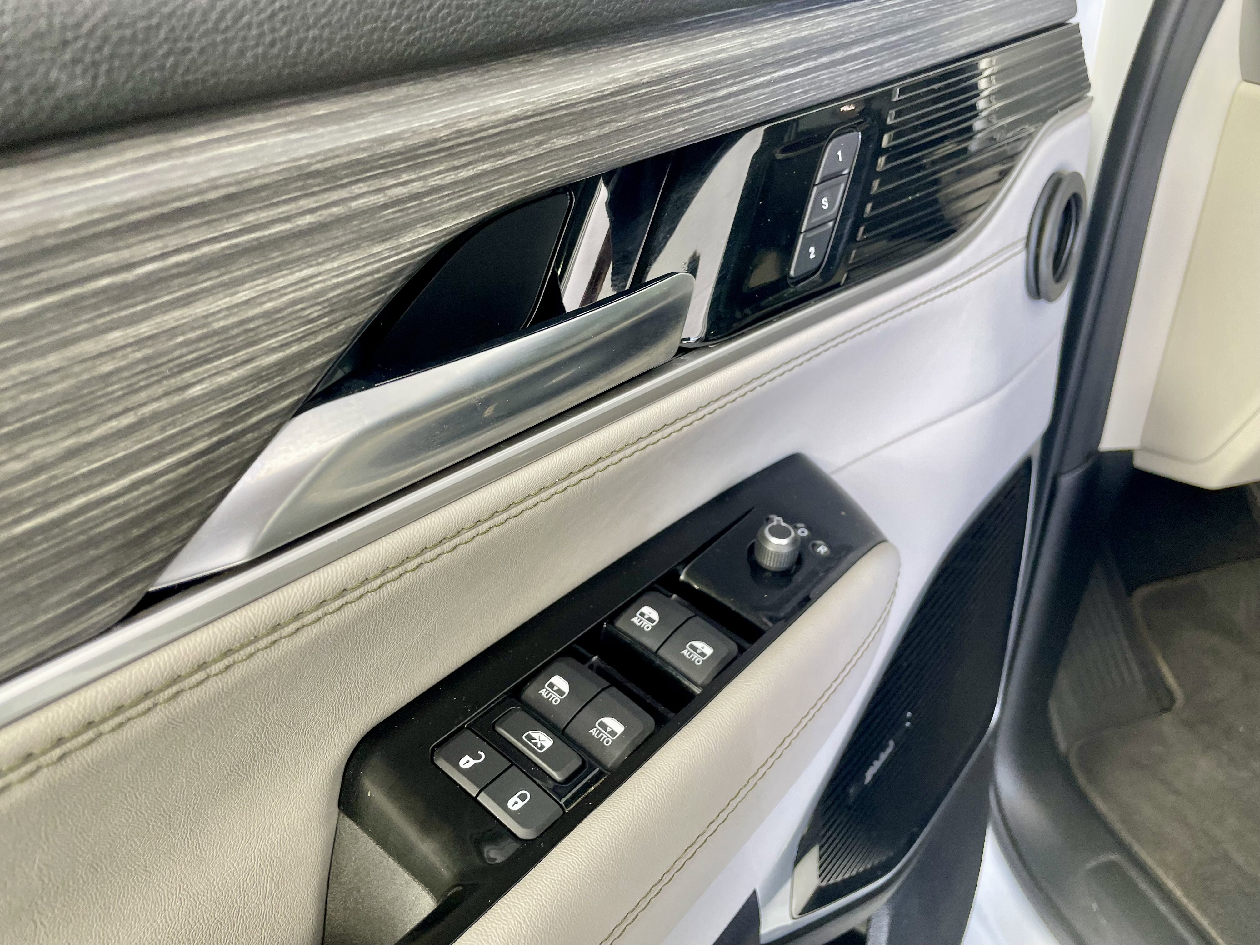 Certified 2023 Jeep Wagoneer Series III w/ Premium Group I AWD/4WD image 13